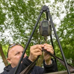Avid Carp Pro-Tect Deluxe Tripod- Scales